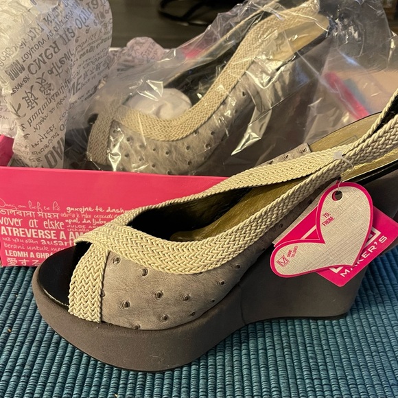 Grey wedge sandals.  Never worn still in box size 11. - Picture 3 of 8